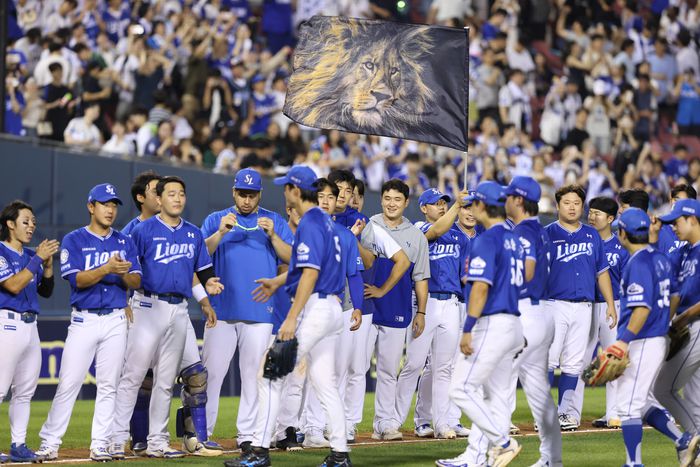 삼성 선수들이 1일 서울 잠실구장에서 열린 2025 KBO리그 두산전에서 승리한 뒤 기뻐하고 있다. 사진 | 삼성 라이온즈