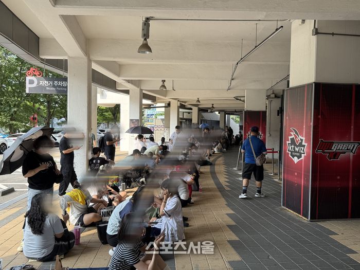 스누피 유니폼을 사기 위해 줄은 선 KT 팬들. 수원 | 박연준 기자 duswns0628@sportsseoul.com