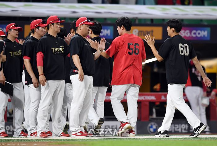 KIA 이범호 감독(가운데)이 27일 인천 SSG랜더스필드에서 열린 2025 KBO리그 SSG와의 경기에서 연장 승부 끝에 4-2로 승리하며 6연패에서 탈출한 뒤 선수들과 하이파이브를 나누고 있다. 문학 | 박진업 기자 upandup@sportsseoul.com