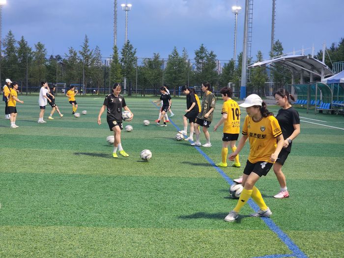 패스로 워밍업을 진행 중인 스포츠토토 여자축구교실 성인 여성부. 사진 | 한국스포츠레저