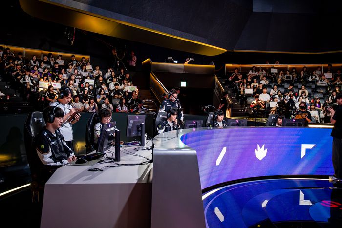 젠지 선수단이 23일 서울 종로구 롤 파크에서 열린 2025 LCK 정규시즌 한화생명전서 밴픽을 하고 있다. 사진 | LCK