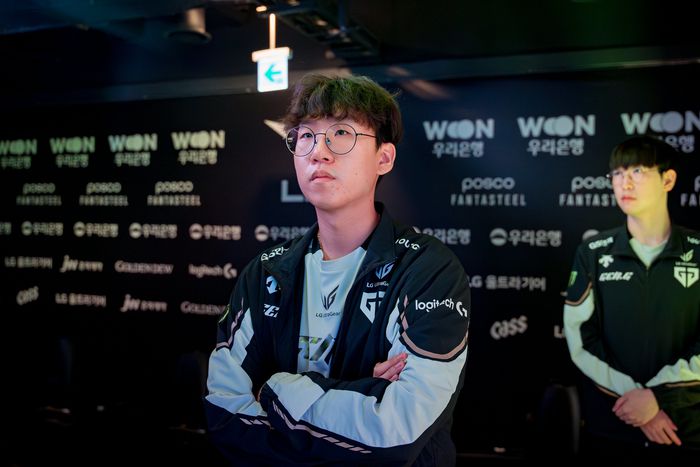 ‘룰러’ 박재혁이 23일 서울 종로구 롤 파크에서 열린 2025 LCK 정규시즌 한화생명전에 앞서 입장을 준비하고 있다. 사진 | LCK