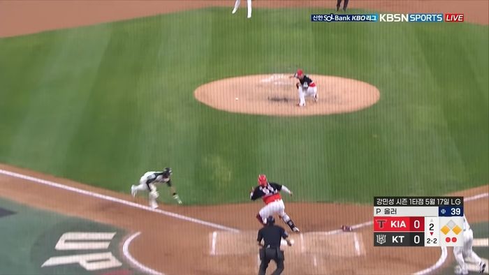 30일 수원케이티위즈파크에서 열린 2025 KBO리그 KIA와 KT의 경기에서 2회말 KT 3루 주자 유준규가 홈으로 쇄도할 때 KIA 내야수기 홈으로 던진 공이 날아오고 있다. 사진 | 티빙
