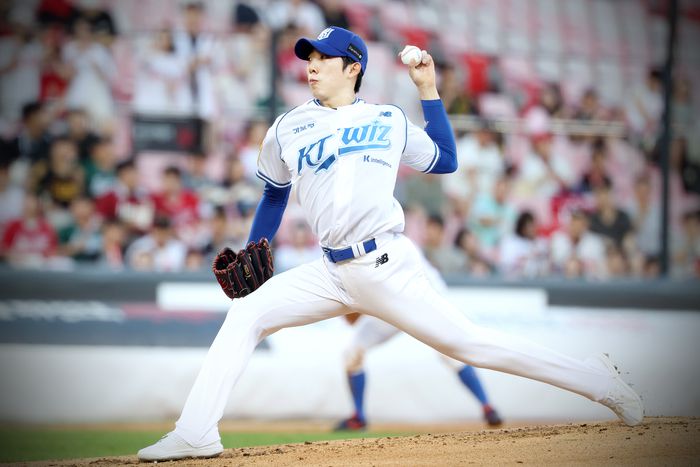 KT 오원석이 19일 수원케이티위즈파크에서 열린 2025 KBO리그 SSG전에서 선발 등판해 역투하고 있다. 사진 | KT 위즈