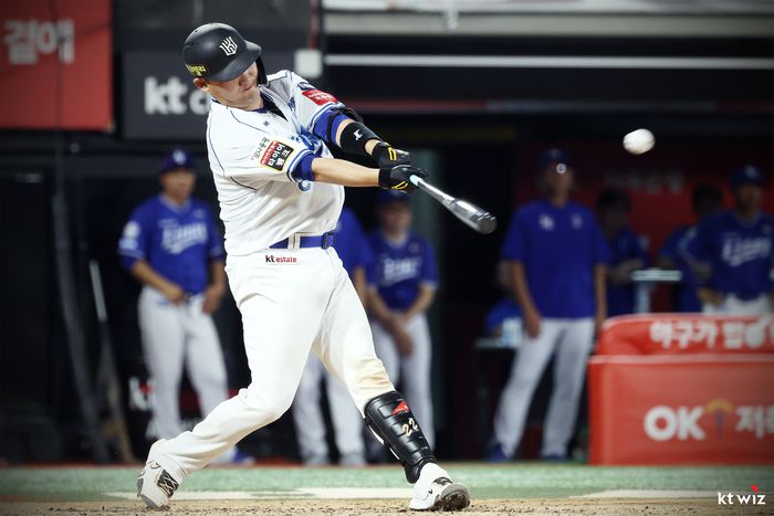 KT 장성우가 수원케이티위즈파크에서 열린 2025 KBO리그 삼성전에서 5회말 좌월 투런 홈런을 때리고 있다. 사진 | KT 위즈