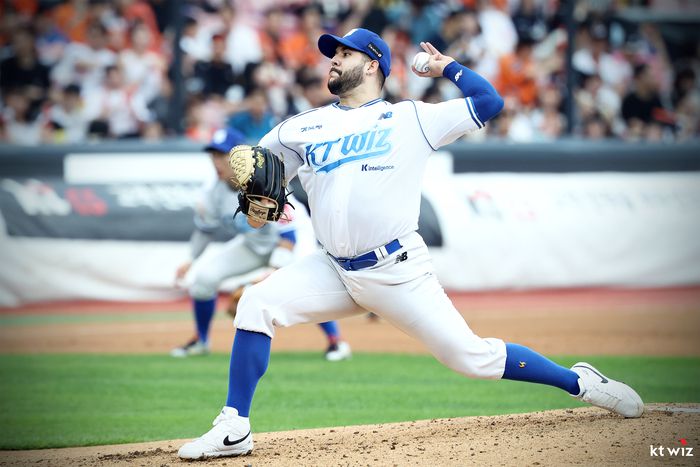 KT 헤이수스가 19일 수원케이티위즈파크에서 열린 2025 KBO리그 한화전에 선발 등판해 역투하고 있다. 사진 | KT 위즈