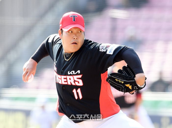 KIA 조상우가 14일 서울 잠실구장에서 열린 2025 KBO리그 두산과 시범경기에 등판해 힘차게 공을 던지고 있다. 잠실 | 박진업 기자 upandup@sportsseoul.com