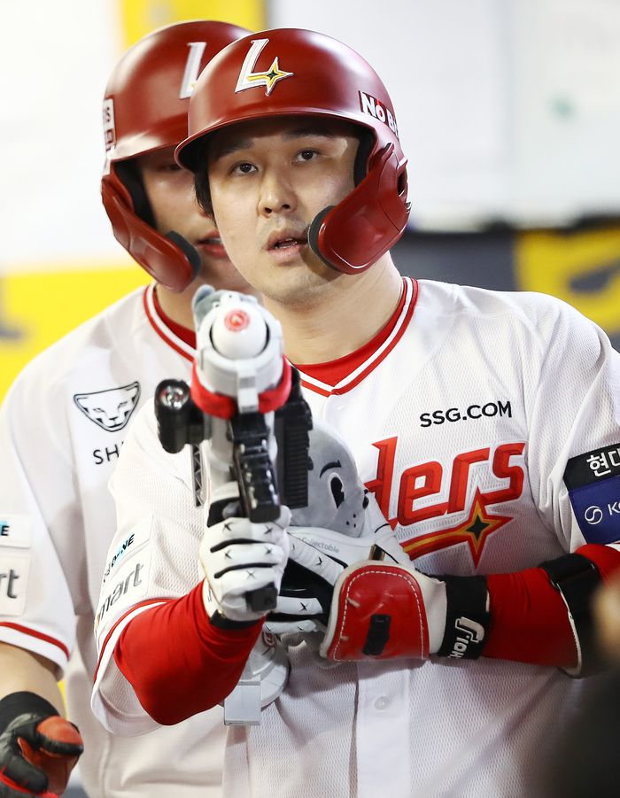 SSG 최정이 홈런을 날린 뒤 더그아웃에서 세레머니를 하고 있다. 사진 | SSG 랜더스