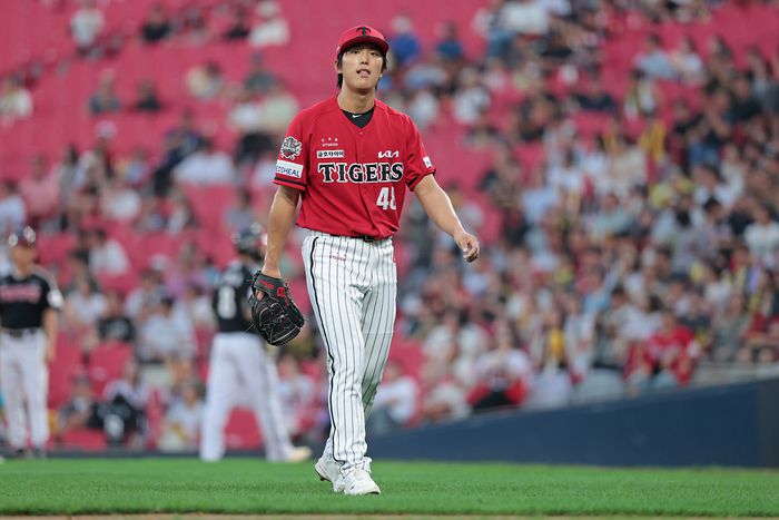 KIA 이의리가 마운드서 내려오고 있다. 사진 | KIA 타이거즈