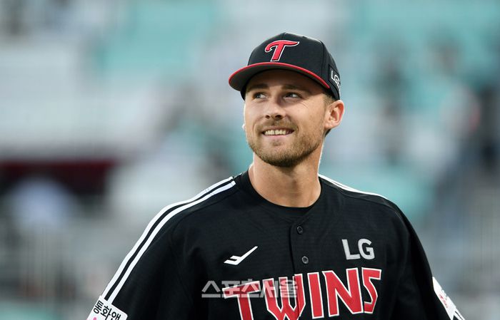 LG 톨허스트가 12일 수원케이티위즈파크에서 열린 2025 KBO리그 KT와 경기 3회말 1사 1루 상황에서 KT 권동진을 투수 앞 병살타로 처리한 뒤 미소를 지으며 더그아웃으로 향하고 있다. 수원 | 박진업 기자 upandup@sportsseoul.com