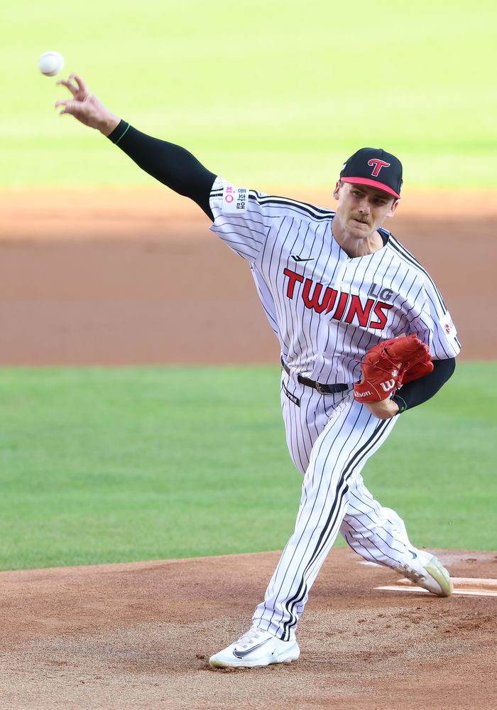 LG 톨허스트가 30일 서울 잠실구장에서 열린 2025 KBO리그 정규시즌 키움전에 선발 등판해 역투하고 있다. 사진 | LG 트윈스