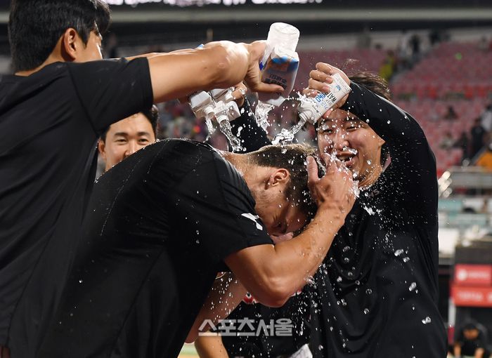 LG의 새 외국인 투수 톨허스트(가운데)가 12일 수원케이티위즈파크에서 열린 2025 KBO리그 KT와의 경기에서 7이닝 무실점으로 데뷔전 선발승을 거두고 수훈 선수 인터뷰를 마친 뒤 동료들이 뿌리는 축하 물세례를 맞고 있다. 수원 | 박진업 기자 upandup@sportsseoul.com