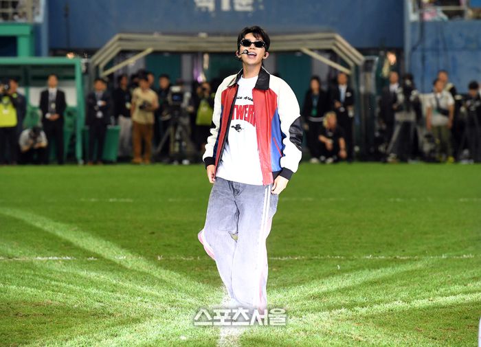 팀 히어로의 가수 임영웅이 대전월드컵경기장에서 열린 팀 기성용과의 하나은행 자선축구대회에서 하프타임 공연을 하고 있다. 2024. 10. 12.  박진업 기자 upandup@sportsseoul.com