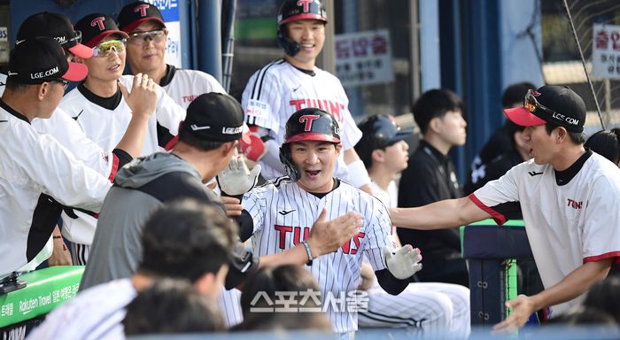 LG 오지환이 20일 서울 잠실구장에서 열린 2025 KBO리그 롯데와 경기 2회말 중월홈런을 날린 후 동료들과 하이파이브를 하고 있다. 잠실 | 최승섭기자 thunder@sportsseoul.com