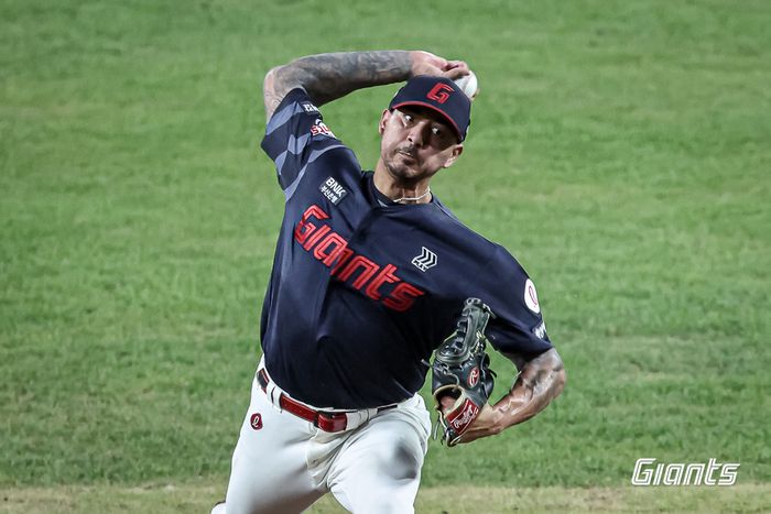 벨라스케즈가 투구에 임하고 있다. 사진 | 롯데 자이언츠