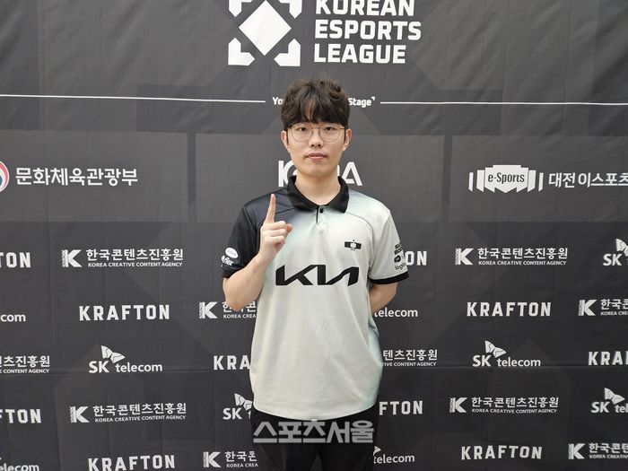디플러스 기아 ‘오살’ 고한빈이 30일 대전e스포츠경기장에서 열린 2025 KEL 배틀그라운드 모바일 결선 1일차 취재진 인터뷰 후 포즈를 취하고 있다. 대전 | 강윤식 기자 skywalker@sportsseoul.com