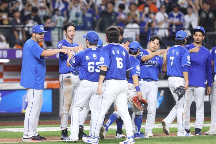 삼성 선수들이 30일 대전 한화생명 볼파크에서 열린 2025 KBO리그 한화전에서 4-0으로 승리한 뒤 하이파이를 하고 있다. 사진 | 삼성 라이온즈