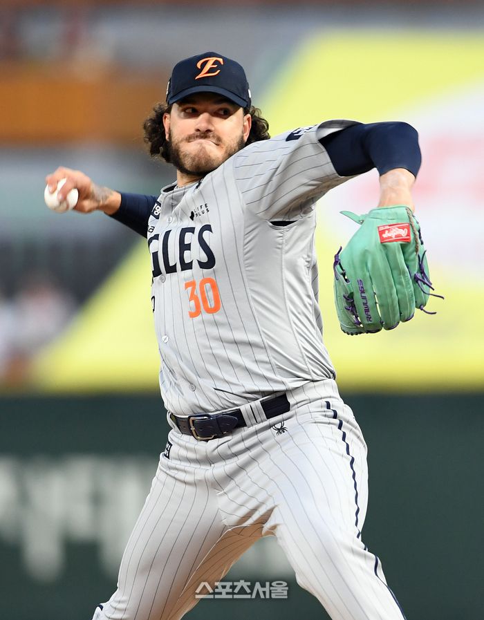 한화 폰세가 15일 인천 SSG랜더스필드에서 열린 2025 KBO리그 SSG와 경기에 선발 등판해 힘차게 공을 던지고 있다. 문학 | 박진업 기자 upandup@sportsseoul.com