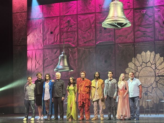 3일 뮤지컬 ‘노트르담 드 파리’ 프랜치 오리지널 내한공연 프레스콜에서 창작진과 대표 배우들이 단체 사진을 촬영하고 있다. 사진 | 표권향 기자 gioia@sportsseoul.com