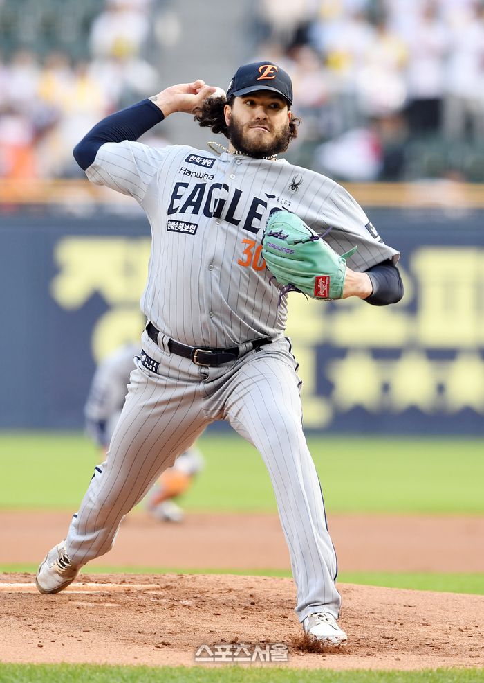 한화 폰세가 28일 잠실구장에서 열린 2025 KBO리그 LG와 경기에 선발 등판해 힘차게 공을 던지고 있다. 2025. 5. 28. 잠실 | 박진업 기자 upandup@sportsseoul.com