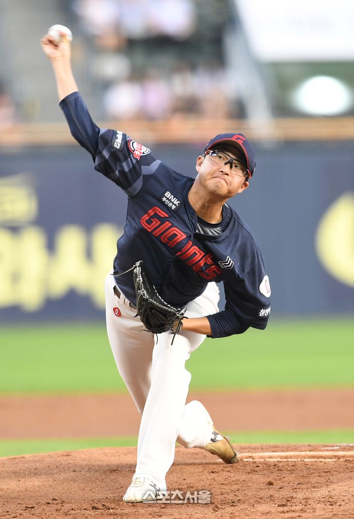 롯데 박세웅이 2일 잠실구장에서 열린 2025 KBO리그 LG와 경기에 선발 등판해 힘차게 공을 던지고 있다. 잠실 | 박진업 기자 upandup@sportsseoul.com