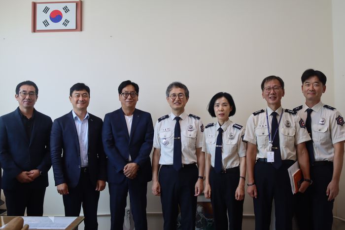 김승룡 강원특별자치도 소방본부장이 간담회 참석자들과 기념촬영을 하고 있다.  사진|강원특별자치도 소방본부