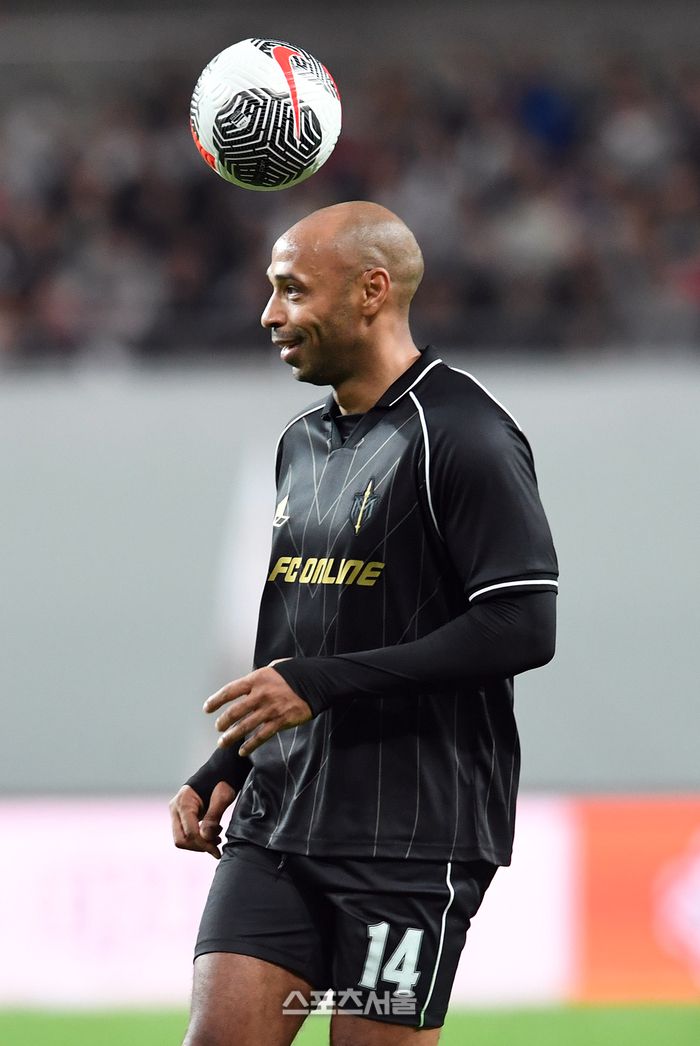 티에리 앙리가 20일 서울월드컵경기장에서 열린 FC 스피어와 쉴드 유나이티드의 ‘2024 넥슨 아이콘 매치’에서 머리로 공을 다루고 있다. 박진업 기자 upandup@sportsseoul.com