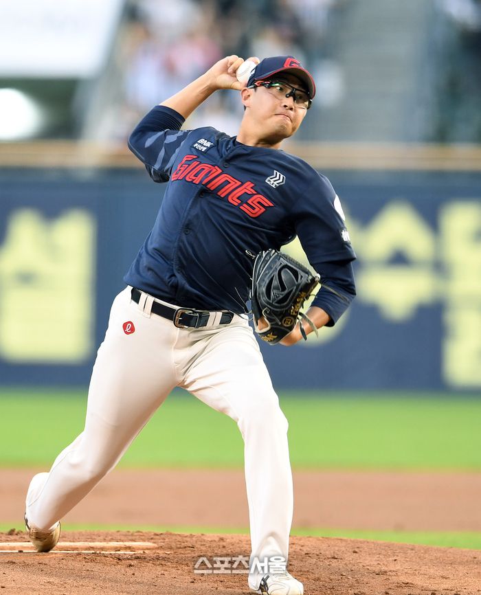 롯데 박세웅이 2일 잠실구장에서 열린 2025 KBO리그 LG와 경기에 선발 등판해 힘차게 공을 던지고 있다. 잠실 | 박진업 기자 upandup@sportsseoul.com