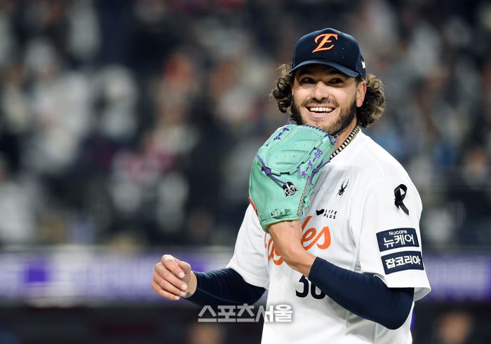 한화 폰세가 3일 대전 한화생명 볼파크에서 열린 2025 KBO리그 롯데와 경기 4회초 2사 1루 상황에서 롯데 김민성의 큼직한 타구를 중견수 플로리얼이 호수비로 잡아내자 환하게 웃고 있다. 대전 | 박진업 기자 upandup@sportsseoul.com