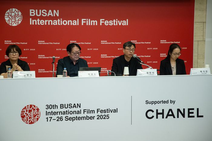 김영덕 부산국제영화제 마켓위원장(왼쪽부터), 박광수 이사장, 정한석 집행위원장, 박가언 수석 프로그래머가 26일 서울 중구 대한상공회의소에서 열린 제30회 부산국제영화제 개최 기자회견에서 인사말을 하고 있다. 사진 | 연합