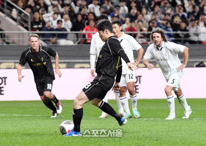 박지성이 20일 서울월드컵경기장에서 열린 FC 스피어와 쉴드 유나이티드의 ‘2024 넥슨 아이콘 매치’에서 페널티킥으로 골을 넣고 있다. 박진업 기자 upandup@sportsseoul.com