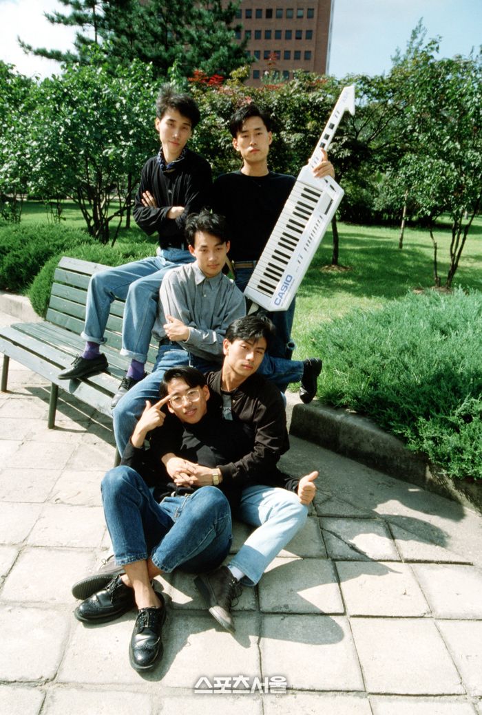 1988년 대학가요제에서 ‘그대에게’로 대상을 받음과 동시에 최고의 하이틴 스타로 등극한 밴드 무한궤도. 고(故) 신해철(가운데)와 정석원(015B) 이동규(넥스트) 등 익숙한 얼굴이 보인다. 사진 | 스포츠서울 DB