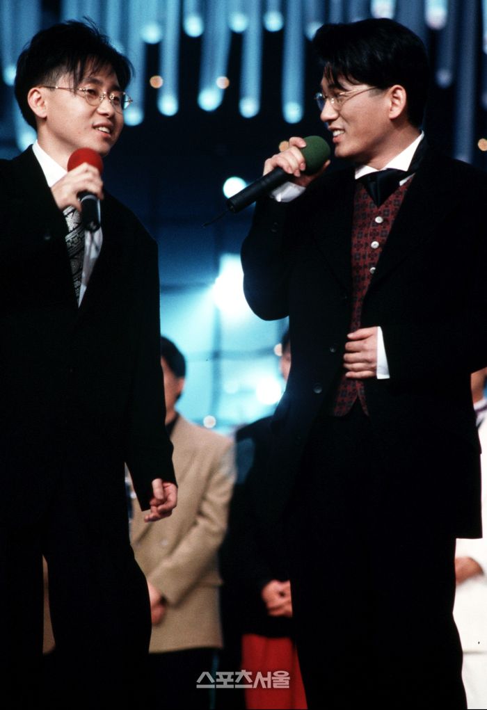 1990년대 ‘발라드의 황제’ 신승훈(오른쪽)과 ‘어린왕자’ 이승환이 함께 공연하고 있다. 사진 | 스포츠서울 DB