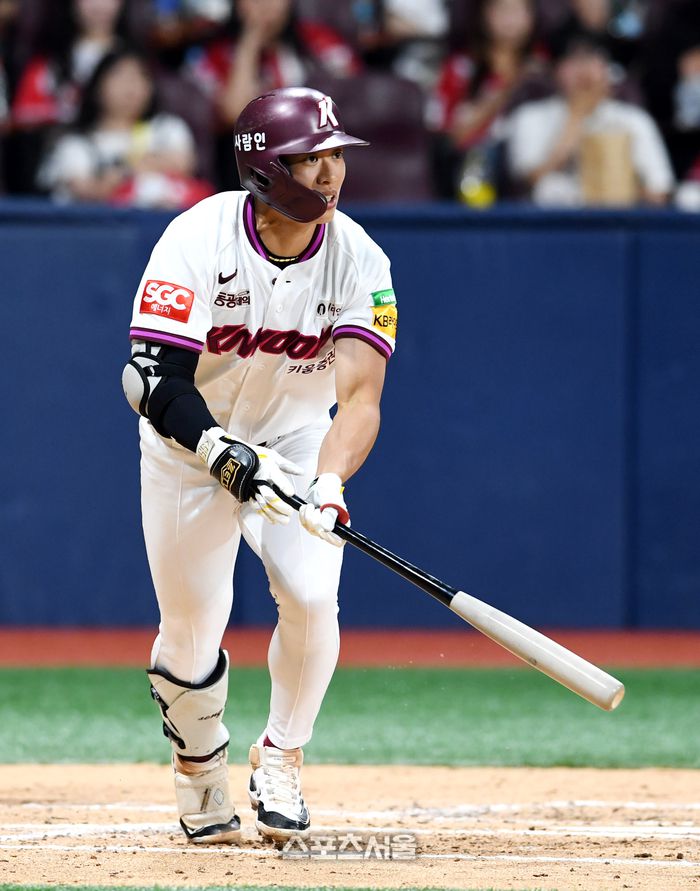 키움 송성문이 18일 고척스카이돔에서 열린 2025 KBO리그 SSG와 경기 3회말 무사 SSG 선발 김건우를 상대로 안타를 치고 있다. 고척 | 박진업 기자 upandup@sportsseoul.com