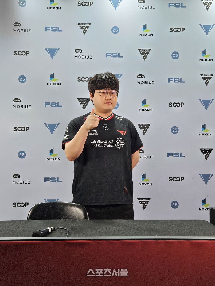 T1 강준호가 18일 서울 잠실DN콜로세움에서 열린 2025 FSL 서머 B조 승리 후 취재진 인터뷰 후 포즈를 취하고 있다. 잠실 | 강윤식 기자 skywalker@sportsseoul.com