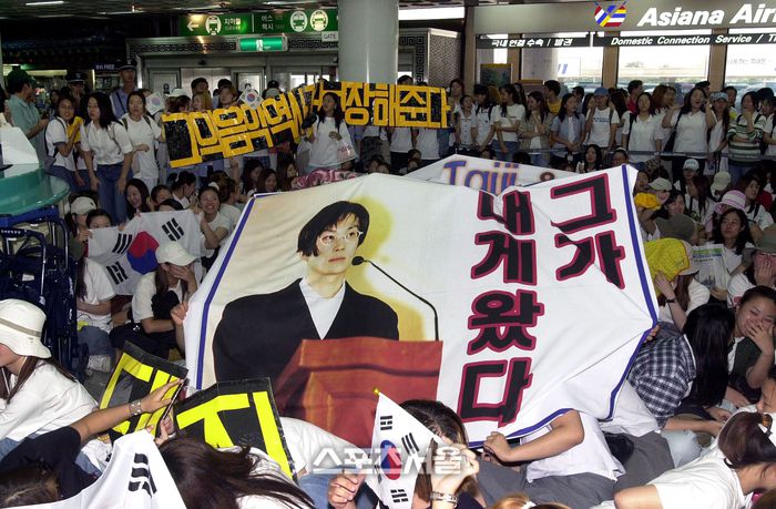미국에 있던 서태지가 귀국한다는 사실이 알려지자 김포국제공항 국제선 청사가 팬들로 가득 찼다. 사진 | 최승섭기자 thunder@sportsseoul.com