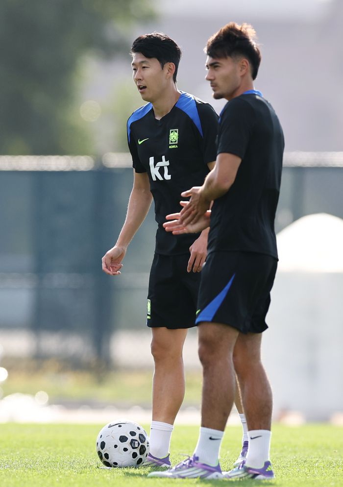 손흥민과 옌스 카스트로프가 훈련에 열중하고 있다. 사진 | 뉴욕=연합뉴스