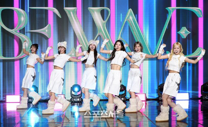 비웨이브(BEWAVE)가 서울 강남구 일지아트홀에서 진행된 데뷔 쇼케이스에서 열정적인 무대를 선보이고 있다.2024. 4. 17. 박진업 기자 upandup@sportsseoul.com