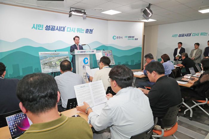 육동한 시장이 5일 오후 긴급 언론브리핑을 통해 ‘춘천 캠프페이지 도시재생혁신지구 선정’을 발표하고 있다. 사진|춘천시청