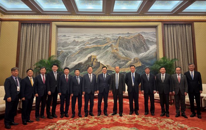 우원식 의장이 자오러지 전국인민대표대회 상무위원장과 면담을 마친 후 기념 촬영을 하고 있다. (좌측부터 곽현 정무수석비서관, 이원정 정책수석비서관, 조오섭 의장비서실장, 김준형 국회의원, 홍기원 국회의원, 박정 국회의원, 김태년 국회의원, 우원식 국회의장, 자오러지 전인대 상무위원장, 류치 전인대 상무위원회 비서장, 양샤오차오 중한우호소조 조장, 루친젠 전인대 외사위원회 주임위원, 후샤오리 전인대 상무위원회 부비서장, 송루이 전인대 상무위원회 부비서장) 사진 | 의장 공보수석실