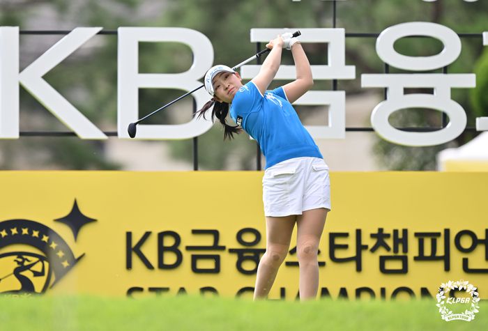 유현조가 6일 열린 KB금융 스타챔피언십 3라운드 1번홀에서 티샷을 하고 있다. 사진 | KLPGA