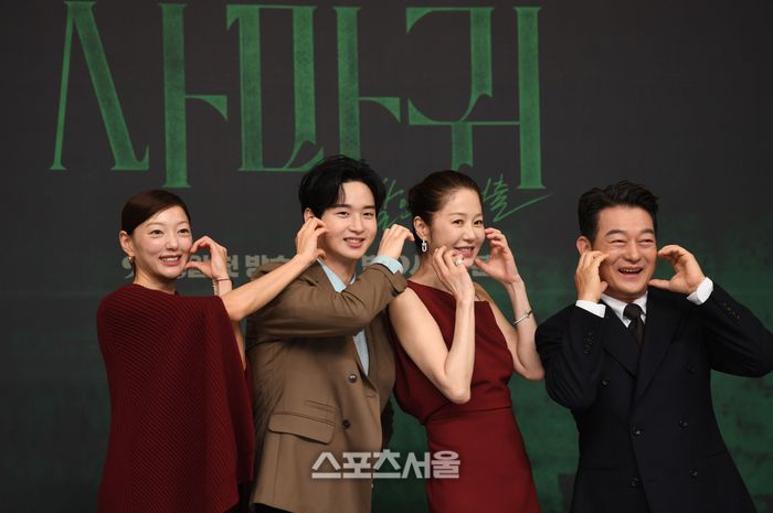 이엘, 장동윤, 고현정, 조성하(왼쪽부터)가 4일 서울 목동 SBS 사옥에서 열린 SBS 금토 드라마 ‘사마귀 : 살인자의 외출’ 제작발표회에서 포즈를 취하고 있다. 목동 | 최승섭기자 thunder@sportsseoul.com