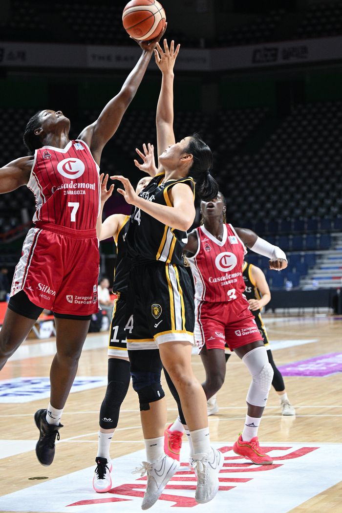 KB스타즈, 사라고사가 경합을 벌이고 있다. 사진 | WKBL