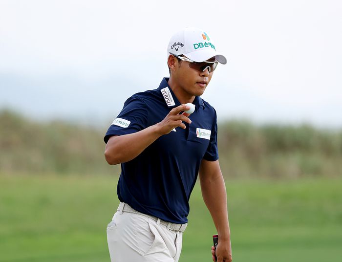 문도엽이 7일 전남 영암 골프존카운티 영암45 카일필립스 코스에서 열린 KPGA 투어 파운더스컵 최종 라운드 1번홀에서 버디에 성공한 후 갤러리에 인사하고 있다. 사진 | KPGA