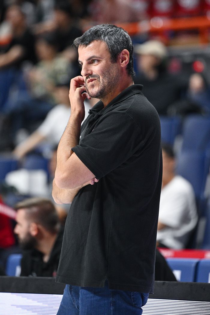 사라고사 카를로스 칸테로 모랄레스 감독이 경기를 지켜보고 있다. 사진 | WKBL