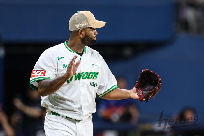 키움 알칸타라가 26일 서울 고척스카이돔에서 열린 2025 KBO리그 한화전에서 수비 도움을 받은 뒤 박수치고 있다. 사진 | 키움 히어로즈