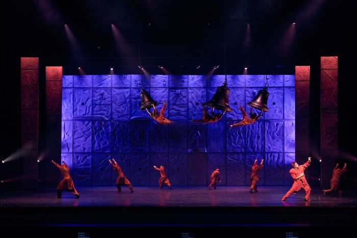 뮤지컬 ‘노트르담 드 파리’는 배우와 댄서의 완벽한 호흡으로 장면마다 장관을 이룬다. 사진 | 마스트인터내셔널