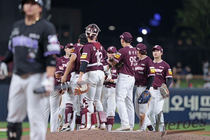 키움 선수들이 20일 광주-기아 챔피언스 필드에서 열린 2025 KBO리그 KIA전에서 6-1로 승리한 뒤 기뻐하고 있다. 이날 선발로 나선 알칸타라는 8이닝 1실점 호투를 펼쳤다. 사진 | 키움 히어로즈