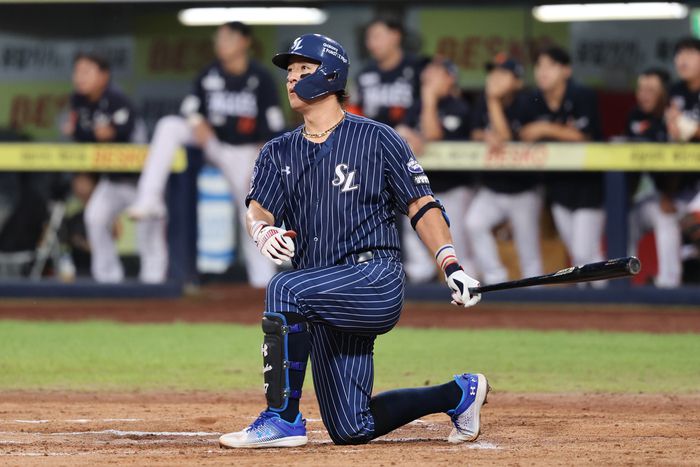 삼성 강민호가 7일 대구삼성라이온즈파크에서 열린 2025 KBO리그 한화전에서 6회말 투런포를 터뜨리고 있다. 역대 포수 최초 350홈런에 성공하는 순간이다. 사진 | 삼성 라이온즈