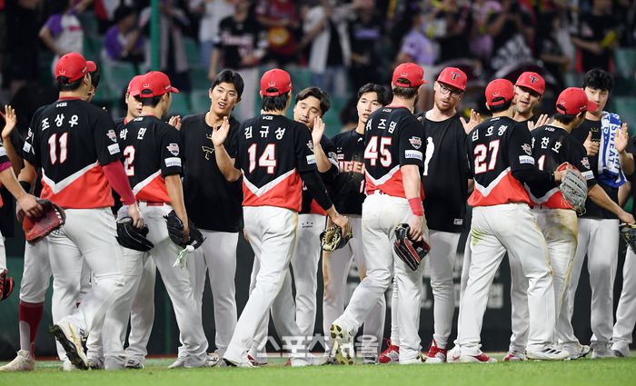 KIA 선수들이 27일 인천 SSG랜더스필드에서 열린 2025 KBO리그 SSG와의 경기에서 연장 승부 끝에 4-2로 승리하며 6연패에서 탈출한 뒤 하이파이브를 나누고 있다. 문학 | 박진업 기자 upandup@sportsseoul.com